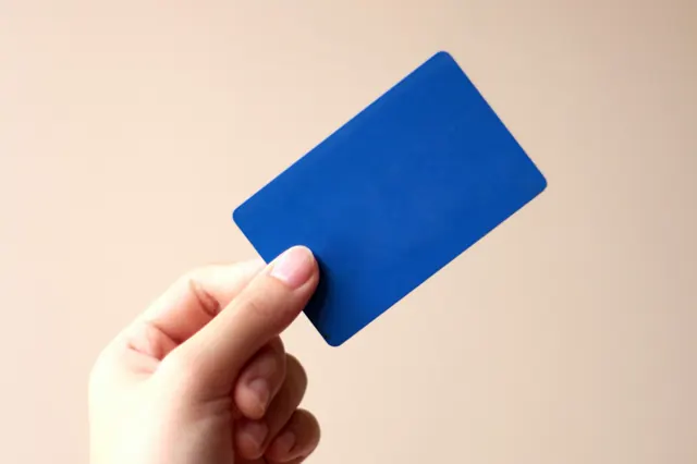 دەستەکێ کارتەکا دیاری دگریت